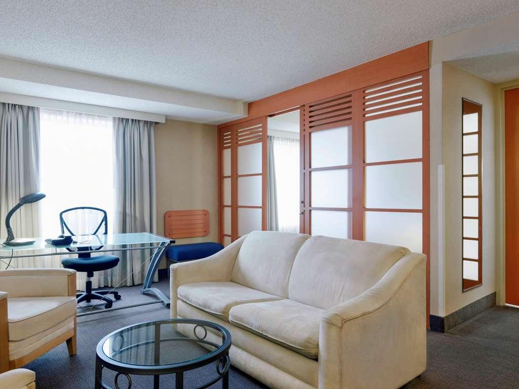 Отель Doubletree By Hilton Ottawa Downtown Номер фото