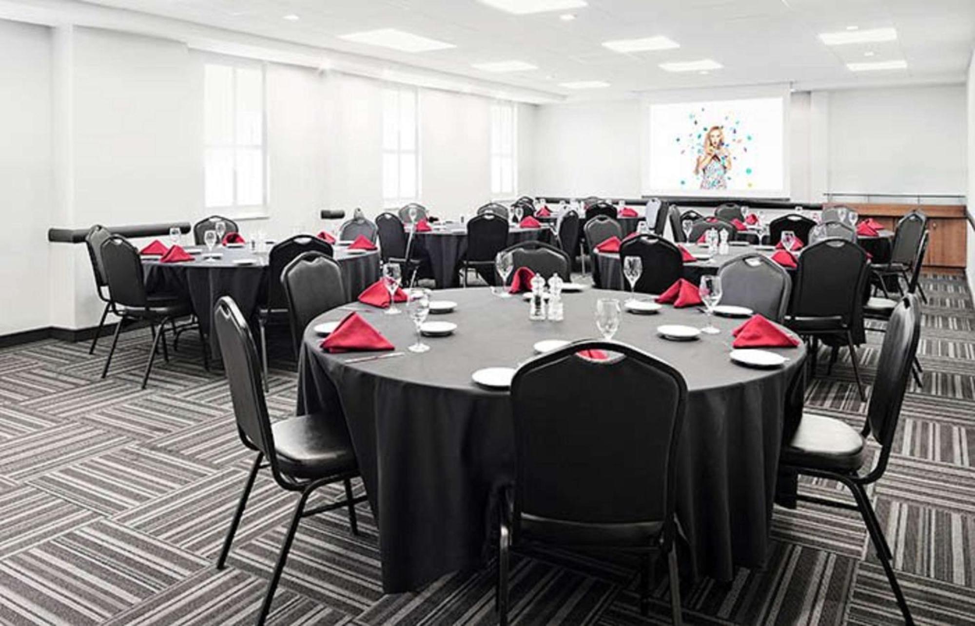 Отель Doubletree By Hilton Ottawa Downtown Экстерьер фото