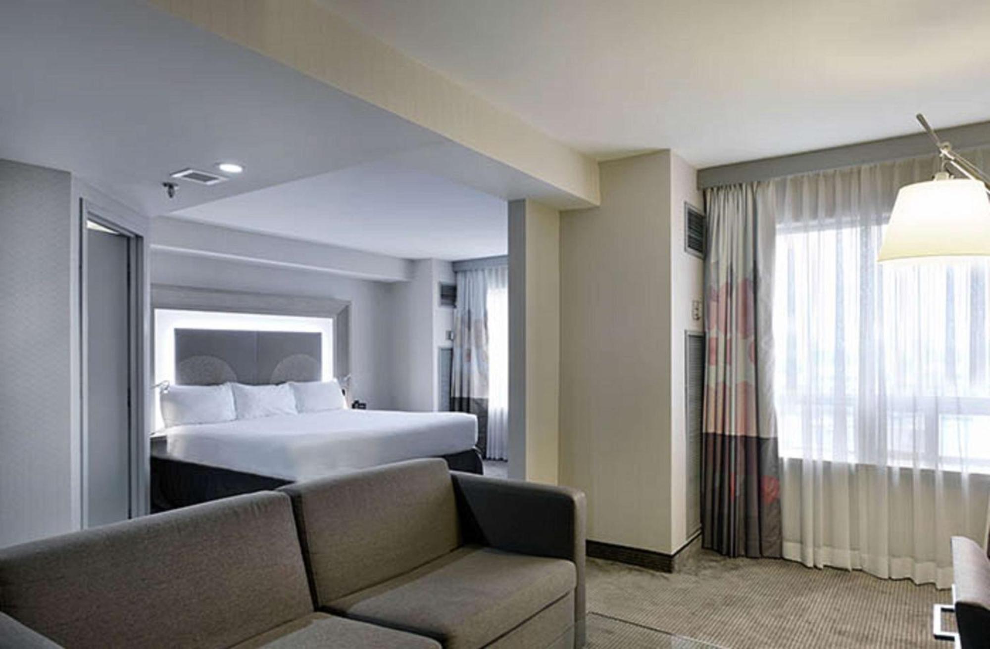 Отель Doubletree By Hilton Ottawa Downtown Экстерьер фото