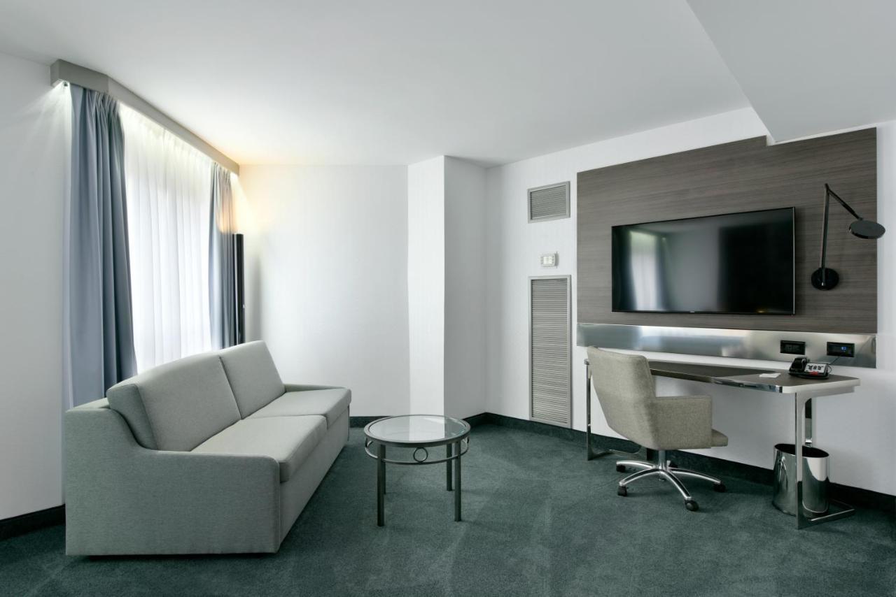 Отель Doubletree By Hilton Ottawa Downtown Экстерьер фото
