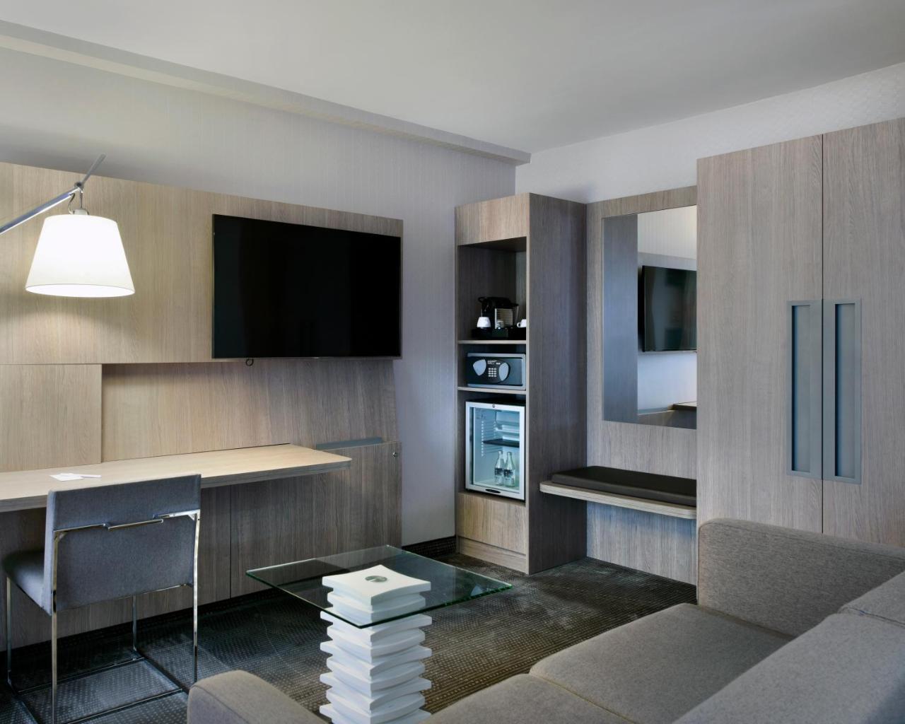 Отель Doubletree By Hilton Ottawa Downtown Экстерьер фото