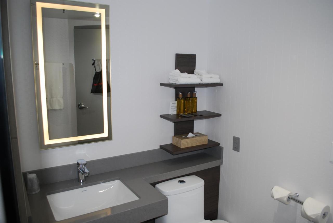 Отель Doubletree By Hilton Ottawa Downtown Экстерьер фото